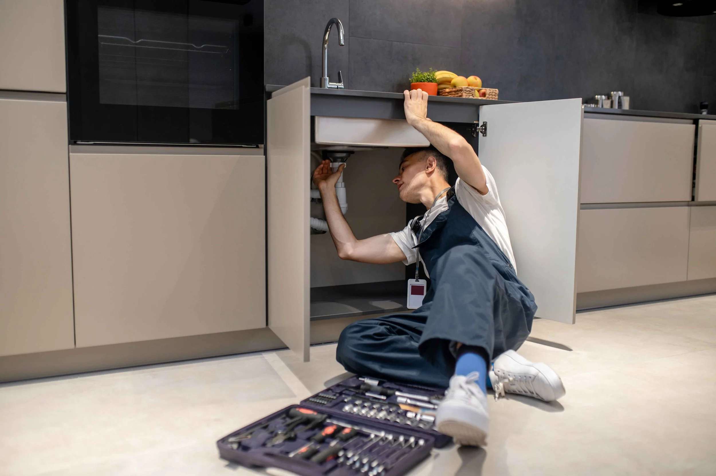 Plombier inspectant des canalisations